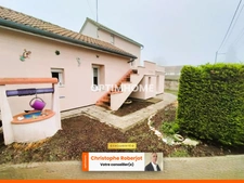 Maison atypique de 104 m2 rénovée quasiment toute de plein-pied (classifiée en C énergétiquement) en lisière de forêt 