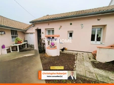 Maison atypique de 104 m2 rénovée quasiment toute de plein-pied (classifiée en C énergétiquement) en lisière de forêt 