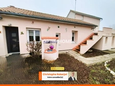 Maison atypique de 104 m2 rénovée quasiment toute de plein-pied (classifiée en C énergétiquement) en lisière de forêt 