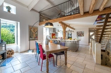 **Coup de cœur – Maison de charme 195 m² avec 2 entrées indépendantes, 2 extérieurs, garage, cave, vue et piscine**