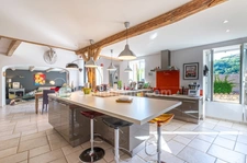 **Coup de cœur – Maison de charme 195 m² avec 2 entrées indépendantes, 2 extérieurs, garage, cave, vue et piscine**