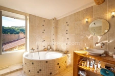 **Coup de cœur – Maison de charme 195 m² avec 2 entrées indépendantes, 2 extérieurs, garage, cave, vue et piscine**