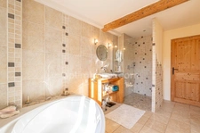 **Coup de cœur – Maison de charme 195 m² avec 2 entrées indépendantes, 2 extérieurs, garage, cave, vue et piscine**