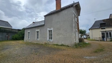 Maison de charme à fort potentiel, proche commerces Noyant (49)