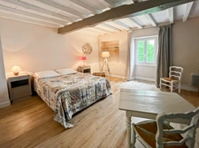 MAISON EN PIERRE + MAISONNETTE + GARAGE 10 PIECES 230 M² 