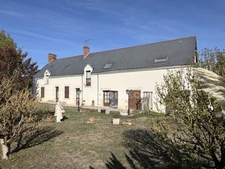 Au coeur du charmant village de Poulaines, une authentique longère de 6 pièces accompagnée de ses dépendances, offrant un cadre de vie paisible et un beau potentiel d'aménagement