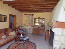 Au coeur du charmant village de Poulaines, une authentique longère de 6 pièces accompagnée de ses dépendances, offrant un cadre de vie paisible et un beau potentiel d'aménagement