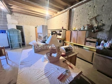 Au coeur du charmant village de Poulaines, une authentique longère de 6 pièces accompagnée de ses dépendances, offrant un cadre de vie paisible et un beau potentiel d'aménagement