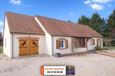 Maison de plain-pied avec garage d'une surface de 117 m², 2 chambres et une buanderie, excellent DPE C dans un environnement très calme sur la commune de Villefranche sur Cher 