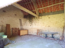 Au coeur du charmant village de Poulaines, une authentique longère de 6 pièces accompagnée de ses dépendances, offrant un cadre de vie paisible et un beau potentiel d'aménagement