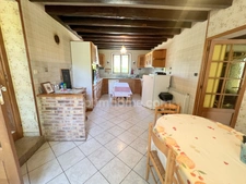 Au coeur du charmant village de Poulaines, une authentique longère de 6 pièces accompagnée de ses dépendances, offrant un cadre de vie paisible et un beau potentiel d'aménagement