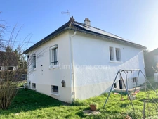 Maison lumineuse 68m² habitable avec jardin, double garage et équipements énergétiques située dans un environnement très calme 