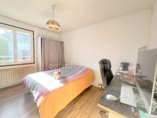Maison lumineuse 68m² habitable avec jardin, double garage et équipements énergétiques située dans un environnement très calme 