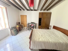 Au coeur du charmant village de Poulaines, une authentique longère de 6 pièces accompagnée de ses dépendances, offrant un cadre de vie paisible et un beau potentiel d'aménagement