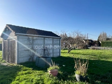 Maison lumineuse 68m² habitable avec jardin, double garage et équipements énergétiques située dans un environnement très calme 
