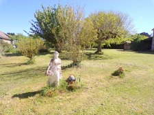 Au coeur du charmant village de Poulaines, une authentique longère de 6 pièces accompagnée de ses dépendances, offrant un cadre de vie paisible et un beau potentiel d'aménagement