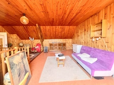 Au coeur du charmant village de Poulaines, une authentique longère de 6 pièces accompagnée de ses dépendances, offrant un cadre de vie paisible et un beau potentiel d'aménagement