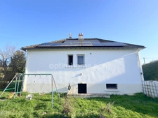 Maison lumineuse 68m² habitable avec jardin, double garage et équipements énergétiques située dans un environnement très calme 