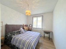 Maison lumineuse 68m² habitable avec jardin, double garage et équipements énergétiques située dans un environnement très calme 