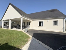 ROMORANTIN-LANTHENAY – Élégante maison contemporaine de plain-pied de 138 m² avec 4 chambres, garage et terrain paysagé de 717 m².