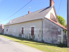 Au coeur du charmant village de Poulaines, une authentique longère de 6 pièces accompagnée de ses dépendances, offrant un cadre de vie paisible et un beau potentiel d'aménagement