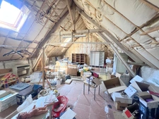 Au coeur du charmant village de Poulaines, une authentique longère de 6 pièces accompagnée de ses dépendances, offrant un cadre de vie paisible et un beau potentiel d'aménagement