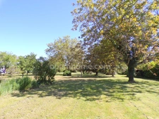 Au coeur du charmant village de Poulaines, une authentique longère de 6 pièces accompagnée de ses dépendances, offrant un cadre de vie paisible et un beau potentiel d'aménagement