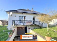 Maison lumineuse 68m² habitable avec jardin, double garage et équipements énergétiques située dans un environnement très calme 
