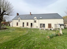 Au coeur du charmant village de Poulaines, une authentique longère de 6 pièces accompagnée de ses dépendances, offrant un cadre de vie paisible et un beau potentiel d'aménagement