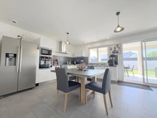 ROMORANTIN-LANTHENAY – Élégante maison contemporaine de plain-pied de 138 m² avec 4 chambres, garage et terrain paysagé de 717 m².