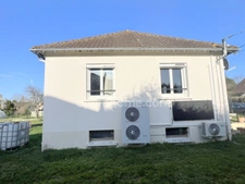 Maison lumineuse 68m² habitable avec jardin, double garage et équipements énergétiques située dans un environnement très calme 