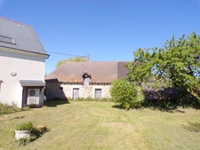 Au coeur du charmant village de Poulaines, une authentique longère de 6 pièces accompagnée de ses dépendances, offrant un cadre de vie paisible et un beau potentiel d'aménagement