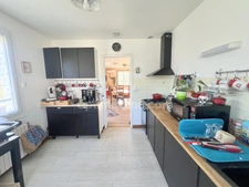Maison lumineuse 68m² habitable avec jardin, double garage et équipements énergétiques située dans un environnement très calme 