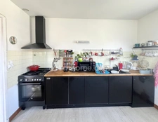 Maison lumineuse 68m² habitable avec jardin, double garage et équipements énergétiques située dans un environnement très calme 
