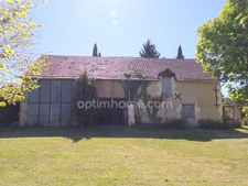 Au coeur du charmant village de Poulaines, une authentique longère de 6 pièces accompagnée de ses dépendances, offrant un cadre de vie paisible et un beau potentiel d'aménagement