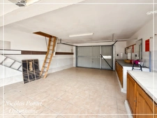 Maison de ville avec chambre au rez-de-chaussée, cour et garage