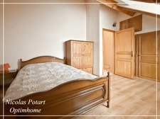 Maison de ville avec chambre au rez-de-chaussée, cour et garage