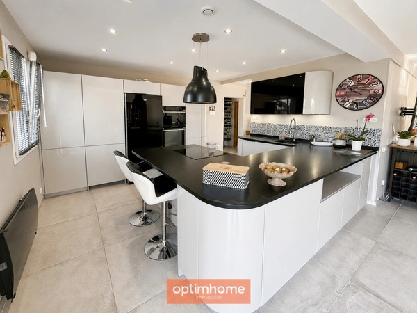 MARGNY-LÈS-COMPIÈGNE – PROPRIÉTÉ CONTEMPORAINE DE 260 m² AVEC DÉPENDANCE DE PLUS DE 170 M²