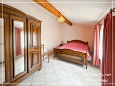 Maison de ville avec chambre au rez-de-chaussée, cour et garage