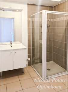 Appartement récent 3 pièces avec place de stationnement – 68 m²