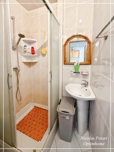 Maison de ville avec chambre au rez-de-chaussée, cour et garage