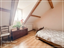 Maison de ville avec chambre au rez-de-chaussée, cour et garage