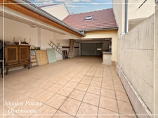 Maison de ville avec chambre au rez-de-chaussée, cour et garage