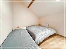 Maison de ville avec chambre au rez-de-chaussée, cour et garage