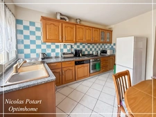 Maison de ville avec chambre au rez-de-chaussée, cour et garage