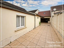 Maison de ville avec chambre au rez-de-chaussée, cour et garage