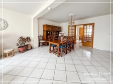 Maison de ville avec chambre au rez-de-chaussée, cour et garage
