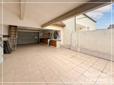 Maison de ville avec chambre au rez-de-chaussée, cour et garage