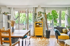 Appartement traversant 3 pièces avec BALCON, PARKING et cave