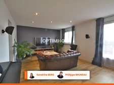Maison lumineuse avec grande pièce de vie, trois chambres et jardin de 980 m²